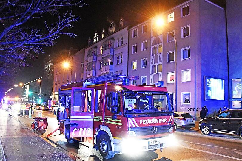 Ein Großaufgebot an Einsatzkräften ist am Freitagabend zur St.-Martin-Straße gekommen.
