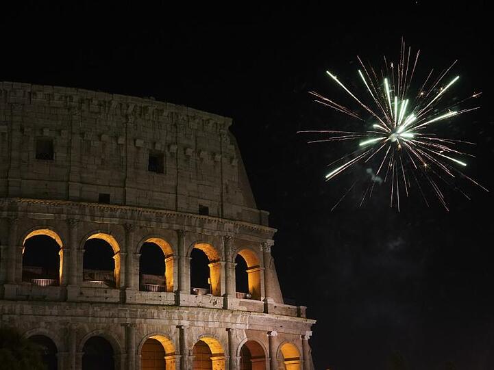 Feuerwerk über dem Kolosseum in Rom.