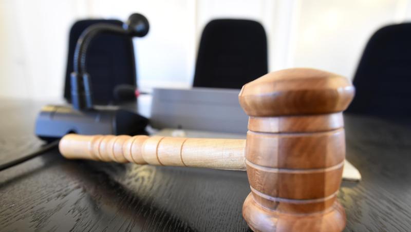 Auf einer Richterbank liegt ein Richterhammer. Foto: Uli Deck/dpa/Symbolbild Auf einer Richterbank liegt ein Richterhammer. Foto: Uli Deck/dpa/Symbolbild