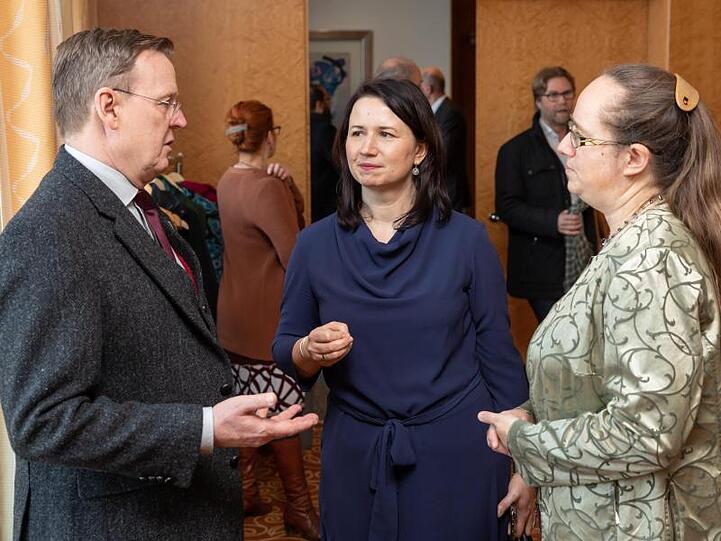 Unterhändler: Thüringens Ministerpräsident Bodo Ramelow (Linke) im Gespräch mit Anja Siegesmund und Stephanie Erben von den Grünen (v.l.).