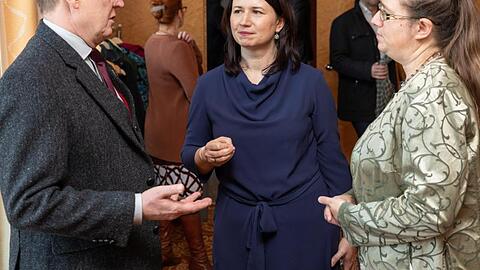 Unterhändler: Thüringens Ministerpräsident Bodo Ramelow (Linke) im Gespräch mit Anja Siegesmund und Stephanie Erben von den Grünen (v.l.).