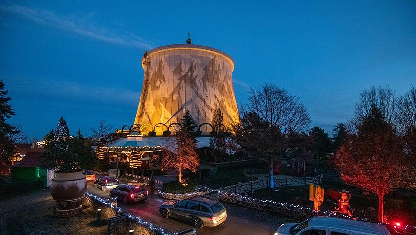 Abenddämmerung im "Winter Wunderland Drive-In" im Wunderland Kalkar.