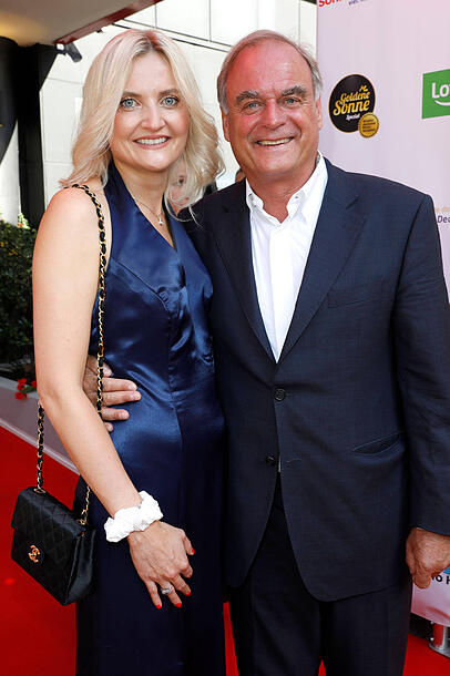 Georg Kofler mit Begleitung Isabel bei der Gala "Goldene Sonne". Georg Kofler mit Begleitung Isabel bei der Gala "Goldene Sonne".