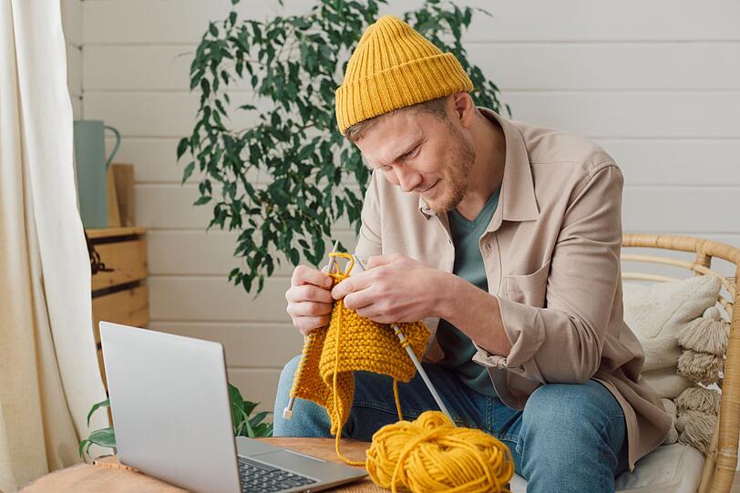Es kann helfen, die Hände anderweitig zu beschäftigen. So entsteht erst gar nicht die Versuchung, zu Süßem zu greifen. Eine Option ist es, Stricken oder Häkeln auszuprobieren. Das lenkt ab und fordert gleichzeitig das Gehirn. Die Keksdose gerät so schnell in Vergessenheit. Es kann helfen, die Hände anderweitig zu beschäftigen. So entsteht erst gar nicht die Versuchung, zu Süßem zu greifen. Eine Option ist es, Stricken oder Häkeln auszuprobieren. Das lenkt ab und fordert gleichzeitig das Gehirn. Die Keksdose gerät so schnell in Vergessenheit.