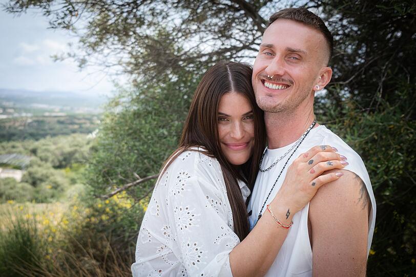 Gloria und Micha sind seit 2023 ein Paar und haben sich über Tinder kennengelernt. Gloria und Micha sind seit 2023 ein Paar und haben sich über Tinder kennengelernt.