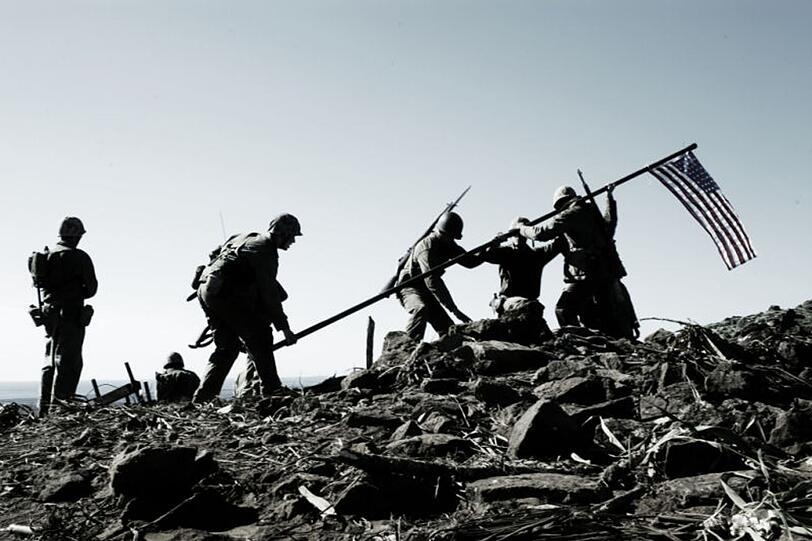 Der Moment, der ihr Leben verändert: Die US-Soldaten hissen die Flagge auf Iwo Jima. Der Moment, der ihr Leben verändert: Die US-Soldaten hissen die Flagge auf Iwo Jima.