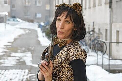 So feiert Simone M. Fasching - jetzt droht ihr wegen der Spielzeugpistole Ärger.