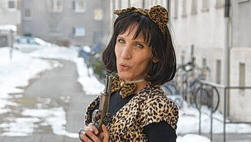 So feiert Simone M. Fasching - jetzt droht ihr wegen der Spielzeugpistole Ärger. So feiert Simone M. Fasching - jetzt droht ihr wegen der Spielzeugpistole Ärger.