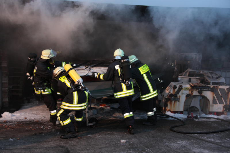 Rauch-Alarm am Rosenmontag in Mittbach: Unter einem Vordach ist ein Motorboot in Brand geraten. Zwei Personen wurden dabei leicht verletzt. Die Bilder vom Feuerwehreinsatz