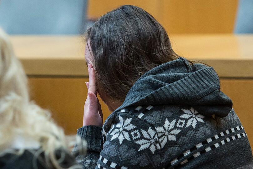 Die Angeklagte Bianca T. im Gerichtssaal des Landgerichts Landshut. Ein Jahr nach einem Familiendrama mit drei toten Kindern in Freising muss sich die Mutter wegen Mordes vor dem Gericht verantworten.