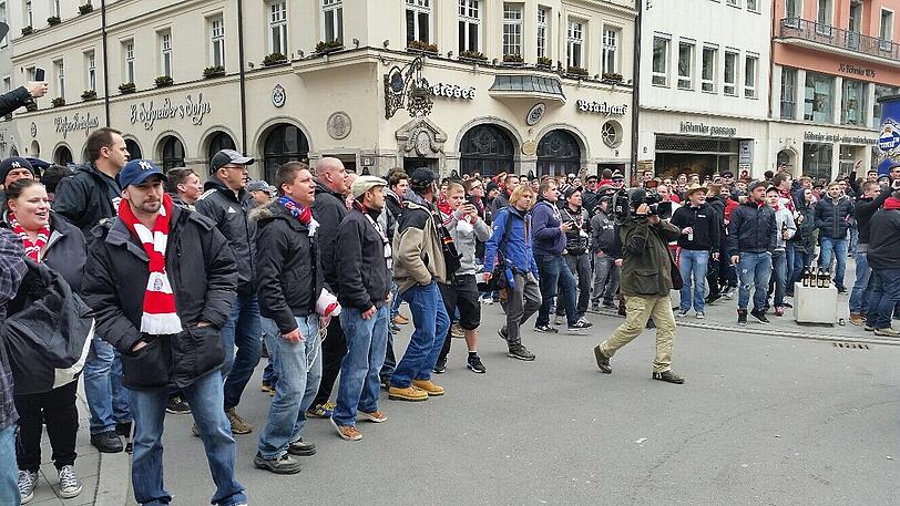 Amateur-Derby: FC Bayern II gegen den TSV 1860 II - Fans treffen sich in den Innenstadt. Die Bilder...