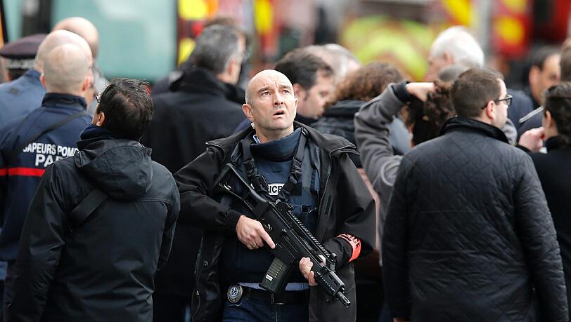 Sieben Terrorverdächtige wurden nach einer Razzia in Paris gefasst. Sieben Terrorverdächtige wurden nach einer Razzia in Paris gefasst.