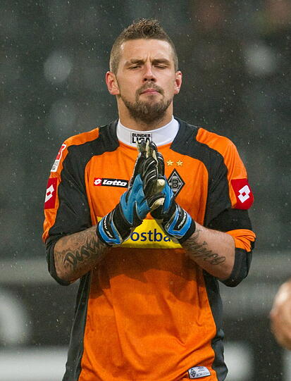 Logan Bailly (Borussia Mönchengladbach) lässt sich eine mobile Klimaanlage auf den Fuß fallen.