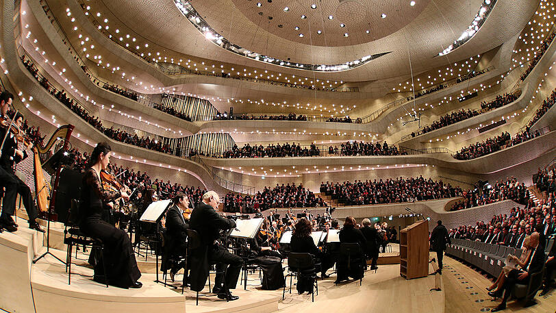Spektakuläre Bilder: Mit einem großen Festakt wurde das "Jahrhundertbauwerk" Elbphilharmonie eröffnet.