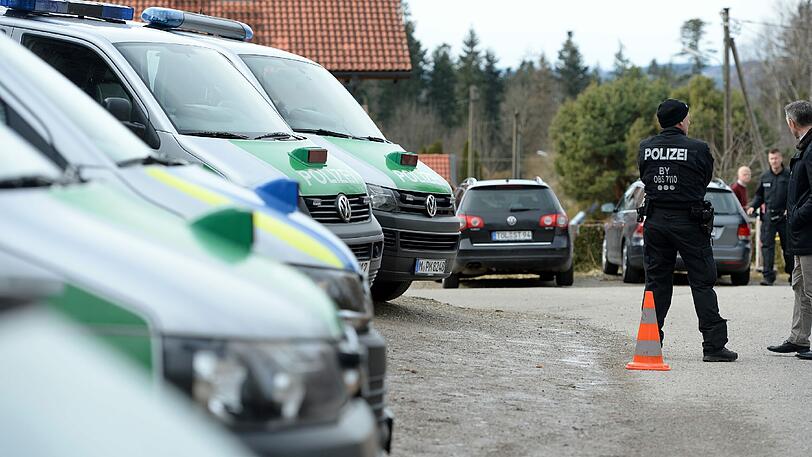 Ein riesiges Polizeiaufgebot klärt vor Ort die Umstände zur Tat.