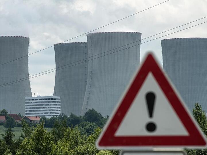 Ein Hinweisschild, aufgenommen vor den Kühltürmen des Atomkraftwerkes Temelin. Foto: Armin Weigel/dpa/Archivbild