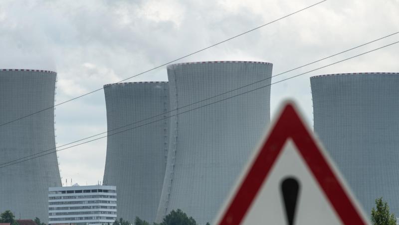 Ein Hinweisschild, aufgenommen vor den Kühltürmen des Atomkraftwerkes Temelin. Foto: Armin Weigel/dpa/Archivbild Ein Hinweisschild, aufgenommen vor den Kühltürmen des Atomkraftwerkes Temelin. Foto: Armin Weigel/dpa/Archivbild