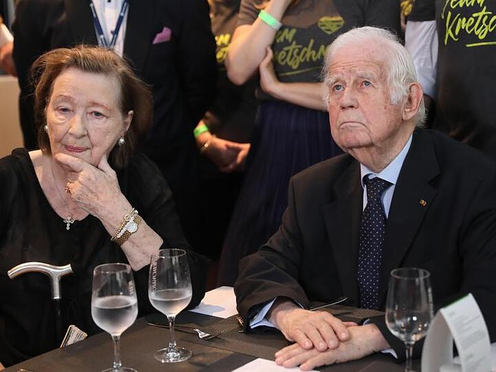 Sachsens ehemaliger Ministerpräsident Kurt Biedenkopf mit seiner Frau Ingrid auf der CDU-Wahlparty in Dresden.