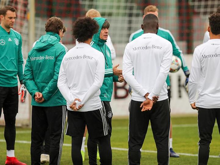 Bundestrainer Joachim Löw (M.) begrüßte seine Mannschaft zum Auftakttraining.
