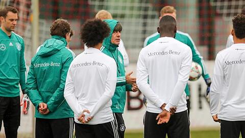 Bundestrainer Joachim Löw (M.) begrüßte seine Mannschaft zum Auftakttraining.