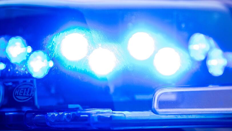 Eine Polizeistreife griff wenig später am Bahnhof in Reichertshofen den 27-jährigen mutmaßlichen Steinewerfer auf. (Symbolbild)