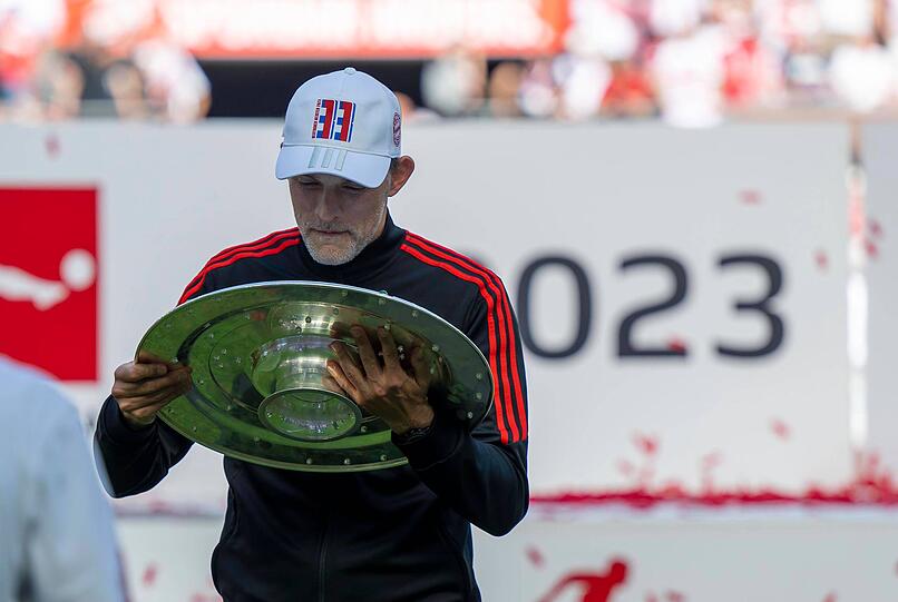 Stolz wie Oskar: FC-Bayern-Coach Thomas Tuchel mit seiner ersten Meisterschale.