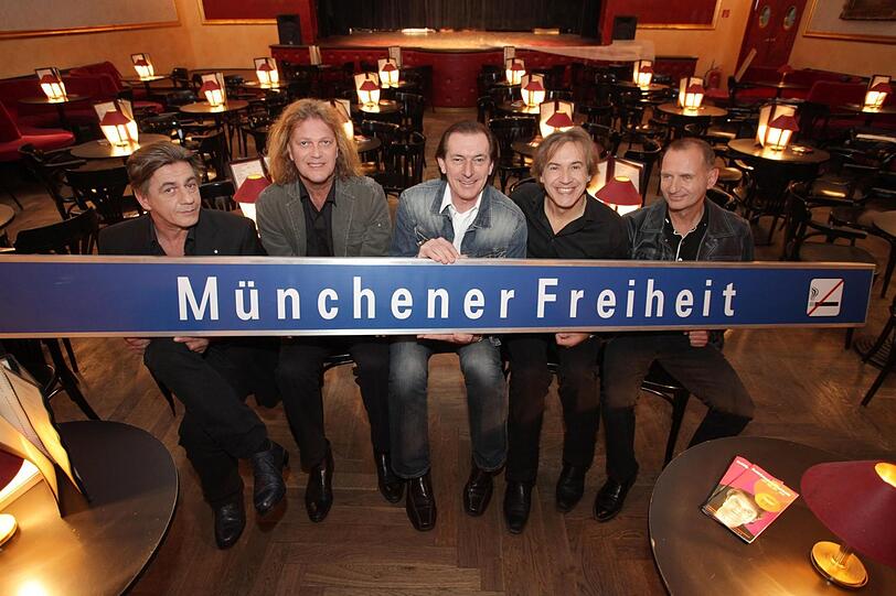 2010: Die Kult-Band Münchener Freiheit mit dem Original U-Bahnschild vom damaligen Plattencover im Schwabinger Lustspielhaus.