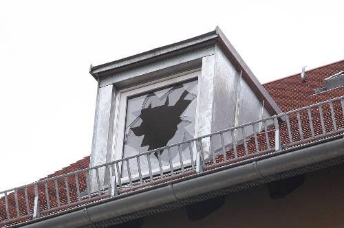 Eine zerstörte Glasscheibe im Brandhaus Geiersberg: Die Feuerwehr schlug das Fenster ein, um von der oberen Etage aus zu löschen.