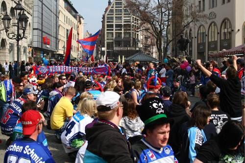 Die Nürnberger Innenstadt als Eishockey-Hochburg: Mit einem Freudenfest feierten am Samstag über 500 Fans zwischen Lorenzkirche und dem Weißen Turm die Last-Minute-Rettung ihrer Ice Tigers.