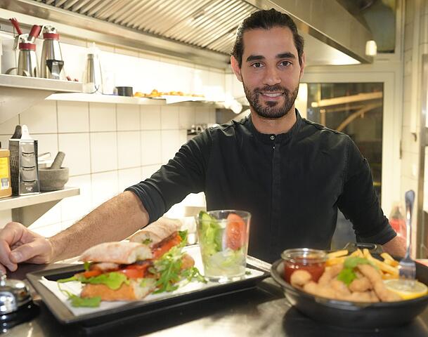 Küchenchef Renan Ferba mit dem Ciabatta Barvarese und Schnitzelstangerl.