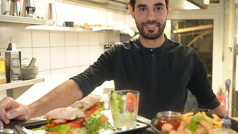 Küchenchef Renan Ferba mit dem Ciabatta Barvarese und Schnitzelstangerl. Küchenchef Renan Ferba mit dem Ciabatta Barvarese und Schnitzelstangerl.