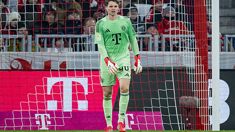 Entscheidender Fehler beim 1:2 gegen den FC Augsburg: Bayern-Torh&uuml;ter Jonas Urbig.