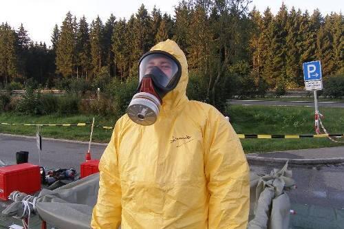 Ein Spezialist der Feuerwehr schützt sich an der Rastanlage Holzkirchen mit einer Gasmaske.