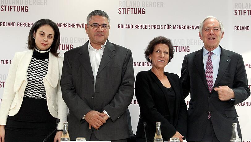 Der Unternehmensberater Roland Berger (r) stellt am Dienstag (22.11.2011) auf einer Pressekonferenz in Berlin die Preisträger des diesjährigen Roland-Berger-Preises für Menschenwürde 2011 vor. Der Unternehmensberater Roland Berger (r) stellt am Dienstag (22.11.2011) auf einer Pressekonferenz in Berlin die Preisträger des diesjährigen Roland-Berger-Preises für Menschenwürde 2011 vor.