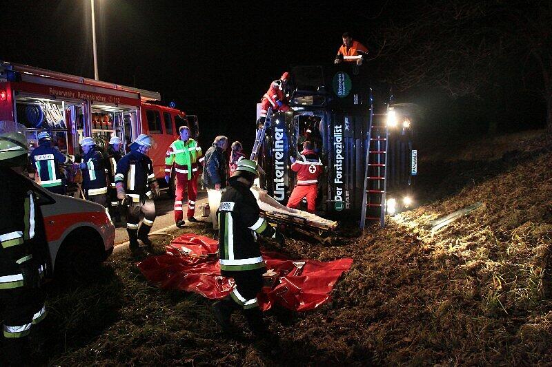 Am Mittwoch morgen kippte ein LKW auf der B 12 bei Rattenkirchen um: Der verletzte Fahrer war in seiner Kabine eingeklemmt und musste von der Feuerwehr befreit werden. Die Bilder!