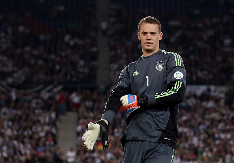MANUEL NEUER: Bei der Hymne kurz im Bild. Hatte bis zu Minute 29 kein Alibi, falls ihn Maria Furtwängler als Hannoveraner Tatort-Kommissarin Charlotte Lindholm verhört hätte. Erst in der 82. Minute zum zweiten Mal gefordert. NOTE 3