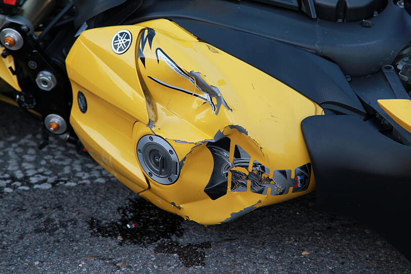 Im Landkreis Rosenheim hat eine Autofahrerin einen Motorradfahrer übersehen. Der Mann stirbt noch am Unfallort, die Frau wird schwer verletzt ins Krankenhaus geflogen.
