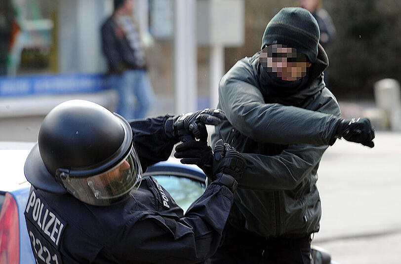 Ein gewalttätiger Demonstrant schlägt einen Polizeibeamten nieder. Immer wieder werden Polizisten, Feuerwehrmänner und Sanitäter bei ihren Einsätzen attackiert.