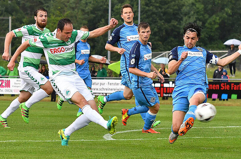 Sebastian Freis von der SpVgg Greuther Fürth (l) kommt gegen Markus Schwabl zum Abschluss.