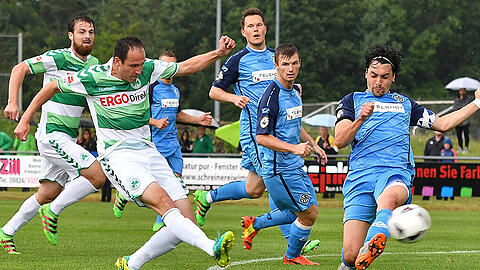 Sebastian Freis von der SpVgg Greuther Fürth (l) kommt gegen Markus Schwabl zum Abschluss.