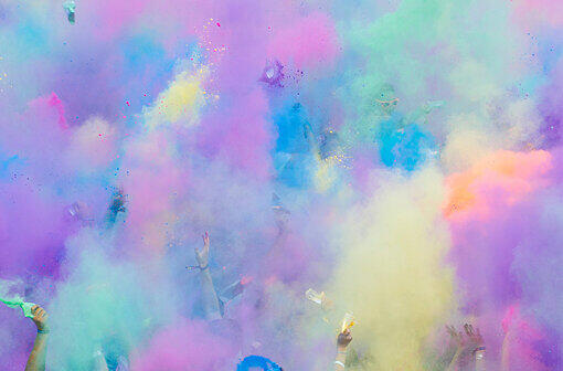 Sollten Sie in der U-Bahn buntverschmierte Menschen getroffen haben - jetzt wissen Sie, woher sie kommen. Klicken Sie durch die Bilder vom Münchner "Holi Festival of Colours".