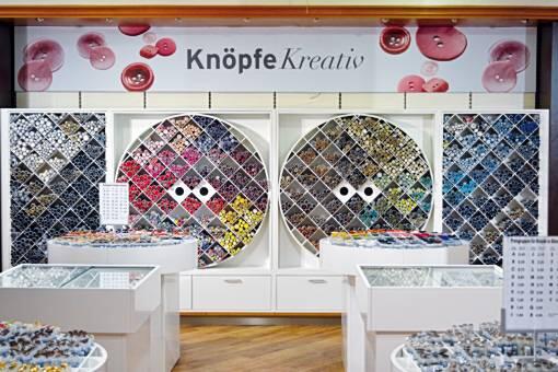 Knöpfe, Knöpfe, Knöpfe, runde, eckige, kleine, große, einfarbige, bunte und auf alle Fälle: ganz viele!