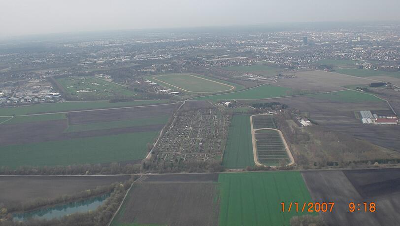 Rechts zu sehen ist das Gelände des Rennvereins Riem, links in der Mitte ein Teil des Golfplatzes.