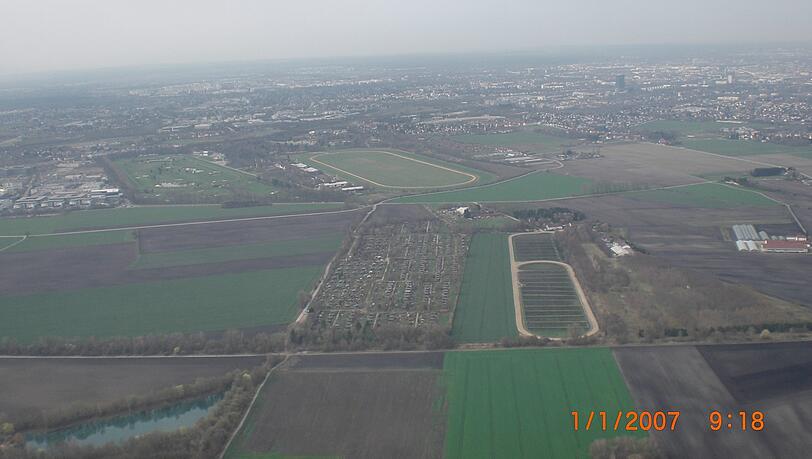 Rechts zu sehen ist das Gelände des Rennvereins Riem, links in der Mitte ein Teil des Golfplatzes. Rechts zu sehen ist das Gelände des Rennvereins Riem, links in der Mitte ein Teil des Golfplatzes.