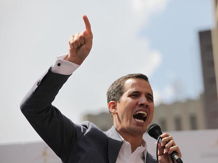 Juan Guaidó, Präsident der venezolanischen Nationalversammlung, bei einer öffentlichen Sitzung mit Mitgliedern der Opposition.