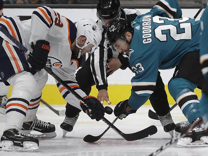 Leon Draisaitl (l) von den Edmonton Oilers beim Bully.