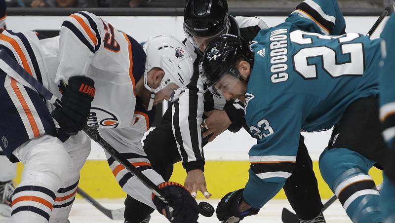 Leon Draisaitl (l) von den Edmonton Oilers beim Bully. Leon Draisaitl (l) von den Edmonton Oilers beim Bully.