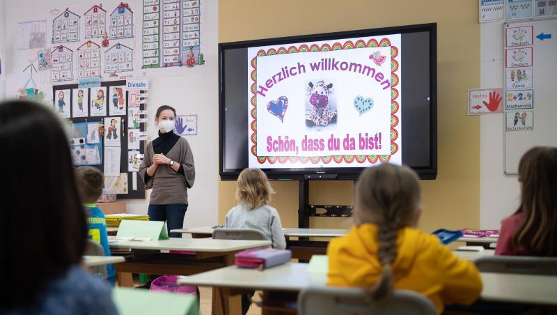 Eine Lehrerin mit FFP2-Maske unterrichtet in einer ersten Klasse an einer Grundschule in Hemmingen.