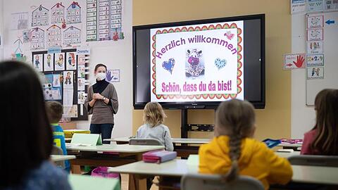 Eine Lehrerin mit FFP2-Maske unterrichtet in einer ersten Klasse an einer Grundschule in Hemmingen.