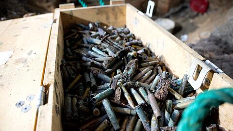 Bei Bauarbeiten für das neue Besucherfoyer des Bayerischen Landtags haben Bauarbeiter zufällig alte Waffen und Munitionsreste gefunden.